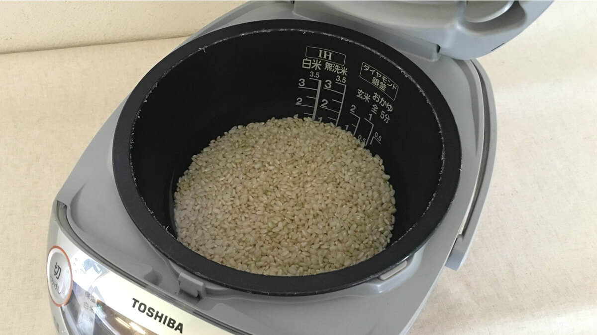 炊飯器に水加減をした玄米をセットした写真