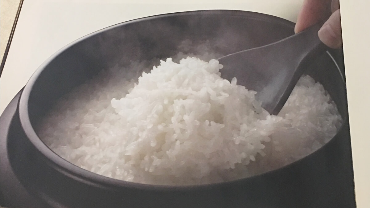 炊き立ての白米の写真