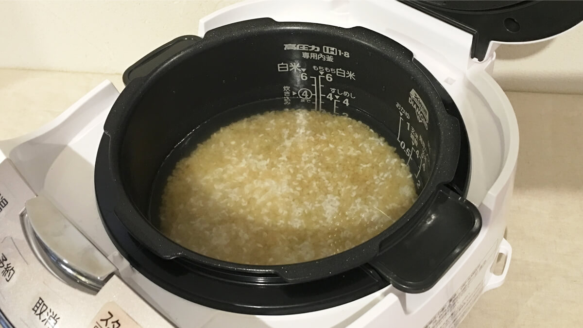 発芽玄米入り白米を炊飯器にセットした写真