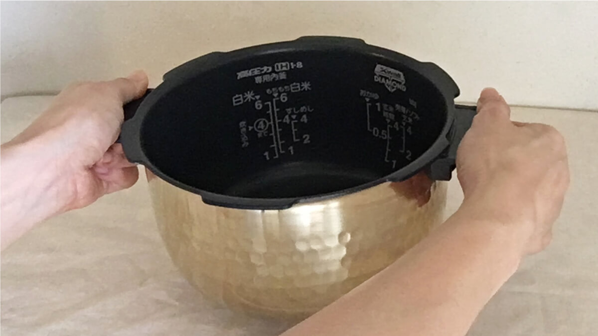 クック 圧力名人を手で持ったところ