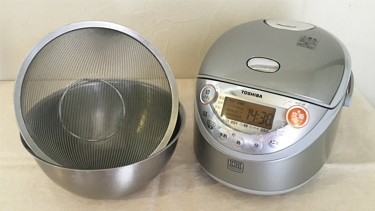 炊飯器とザルとボール
