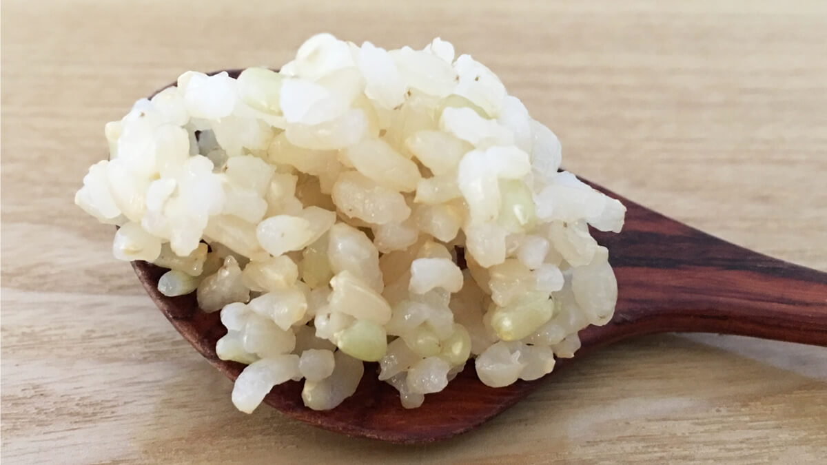 【玄米の皮が破れている写真】