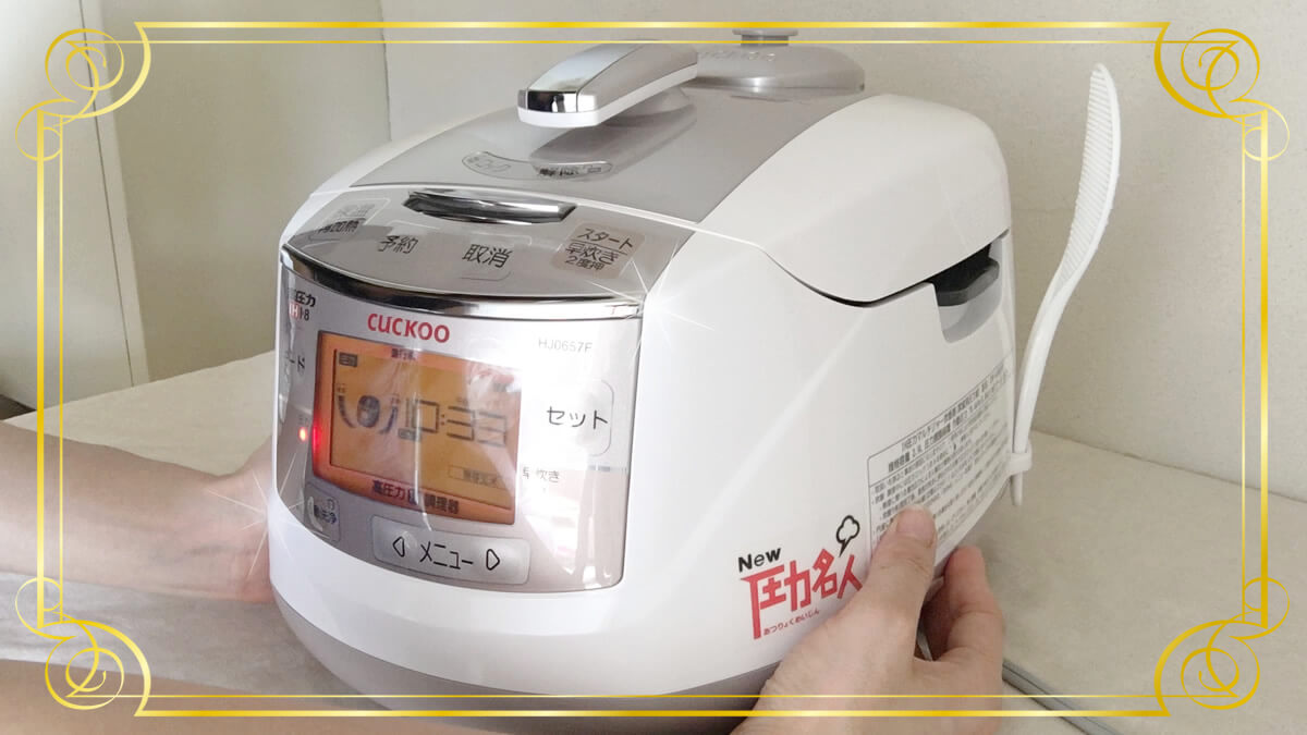 クック New 圧力名人を手で持っているところ